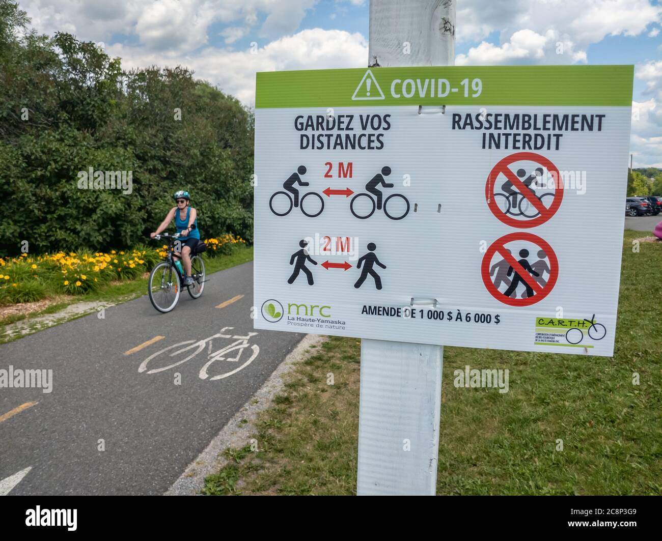 Gramby, Canada - 6 luglio 2020: Covid-19 linee guida per ciclisti su pista ciclabile Foto Stock