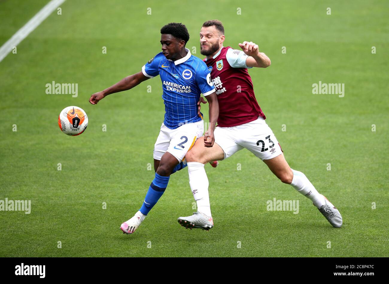 Brighton e Hove Albion's Tariq Lamptey (a sinistra) e Erik Pieters di Burnley si battono per la palla durante la partita della Premier League a Turf Moor, Burnley. Foto Stock