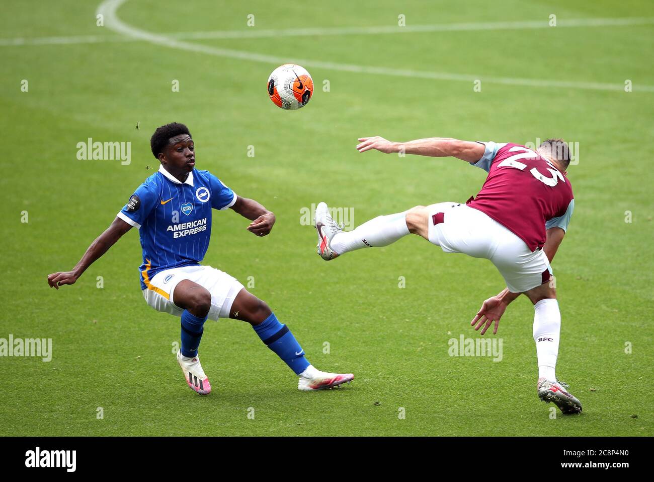 Brighton e Hove Albion's Tariq Lamptey (a sinistra) e Erik Pieters di Burnley si battono per la palla durante la partita della Premier League a Turf Moor, Burnley. Foto Stock