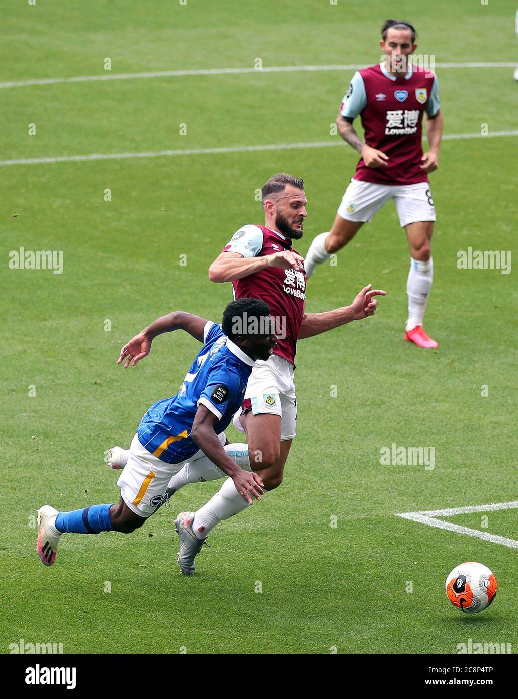 Brighton e Hove Albion's Tariq Lamptey (a sinistra) e Erik Pieters di Burnley si battono per la palla durante la partita della Premier League a Turf Moor, Burnley. Foto Stock
