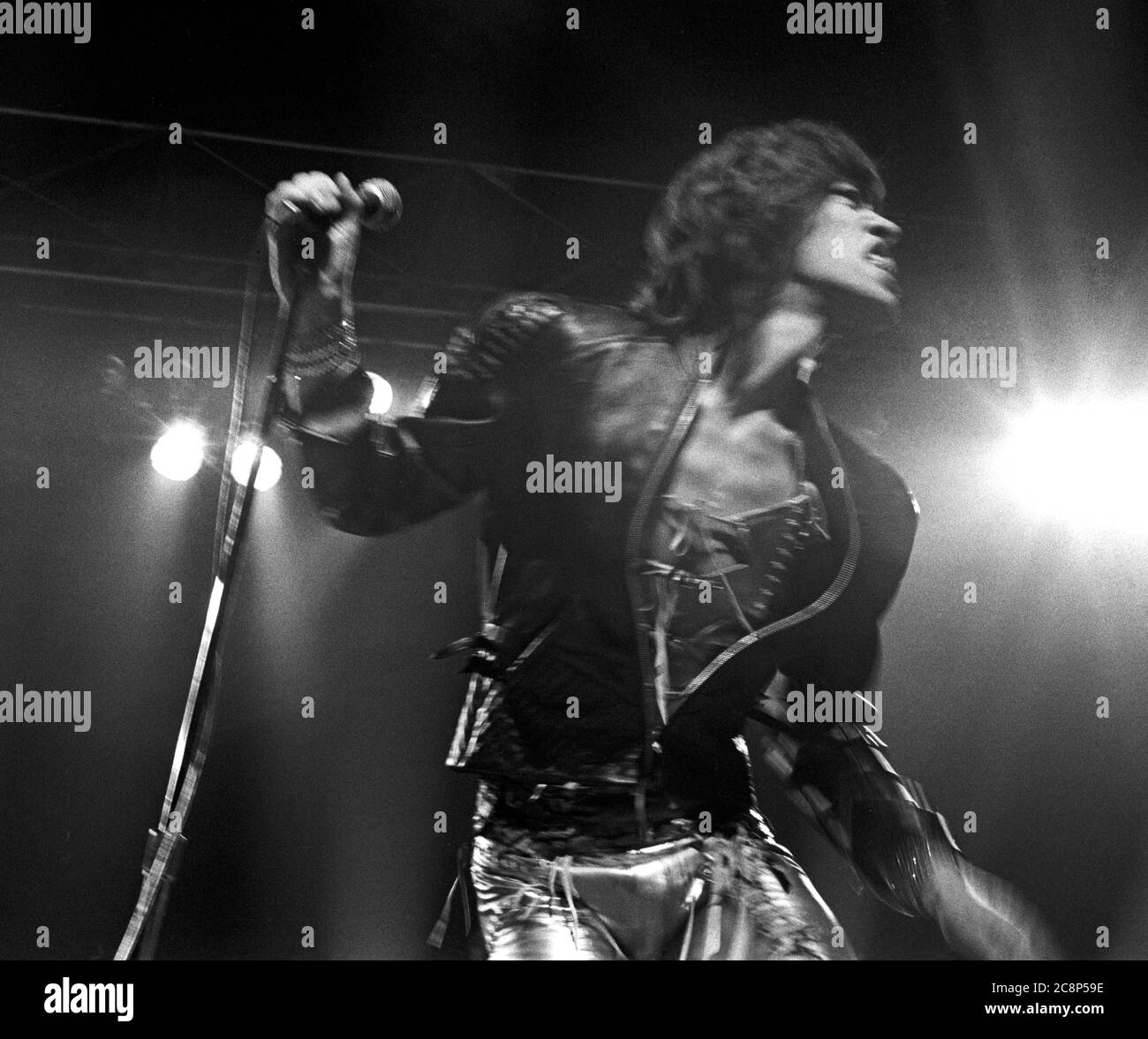 Mick Jagger apre il concerto Rolling Stones a Wembley Arena, Londra 1972 Foto Stock