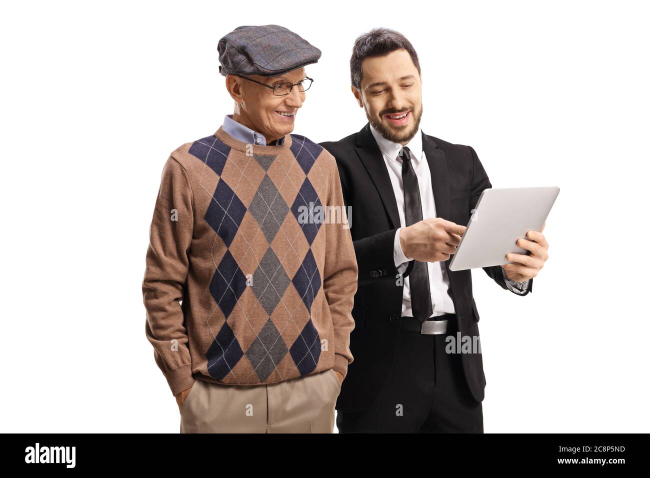 Uomo professionista in tuta nera che mostra una tavoletta ad un uomo anziano isolato su sfondo bianco Foto Stock