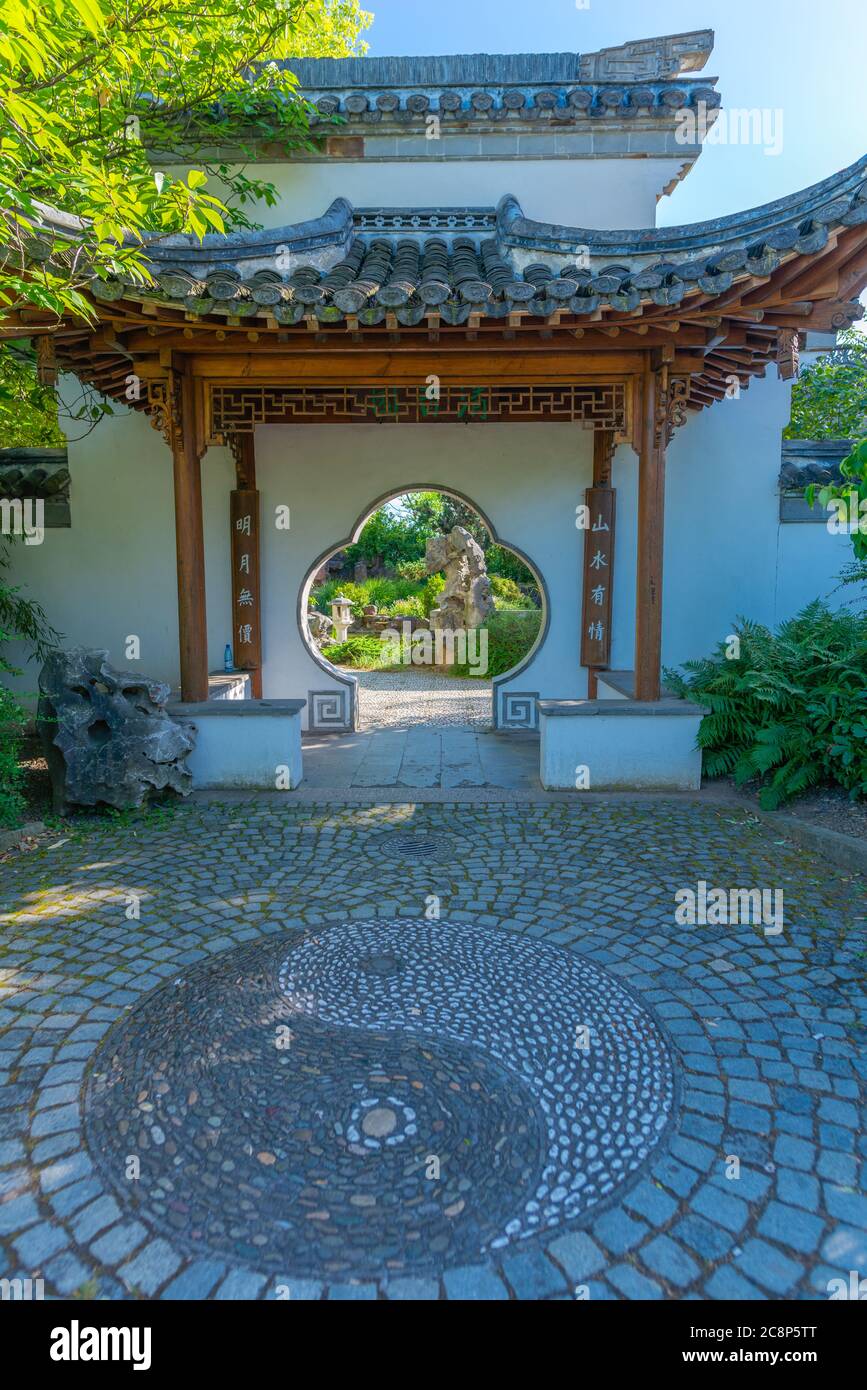 Ingresso al piccolo ma bellissimo Chinagarten o al Giardino Cinese, al centro della città di Stoccarda, allo stato federale Baden-Würtemberg, alla Germania del Sud, all'Europa Foto Stock