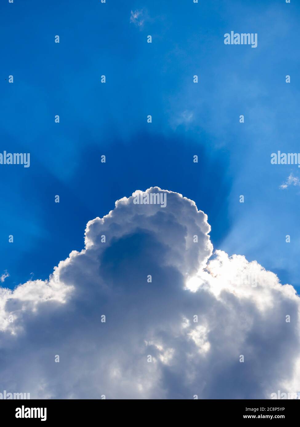 Blu scuro raggi di sole raggi vicino dietro nuvole bianche vista nuvola contro cielo sole sole sole sole sole sole Foto Stock