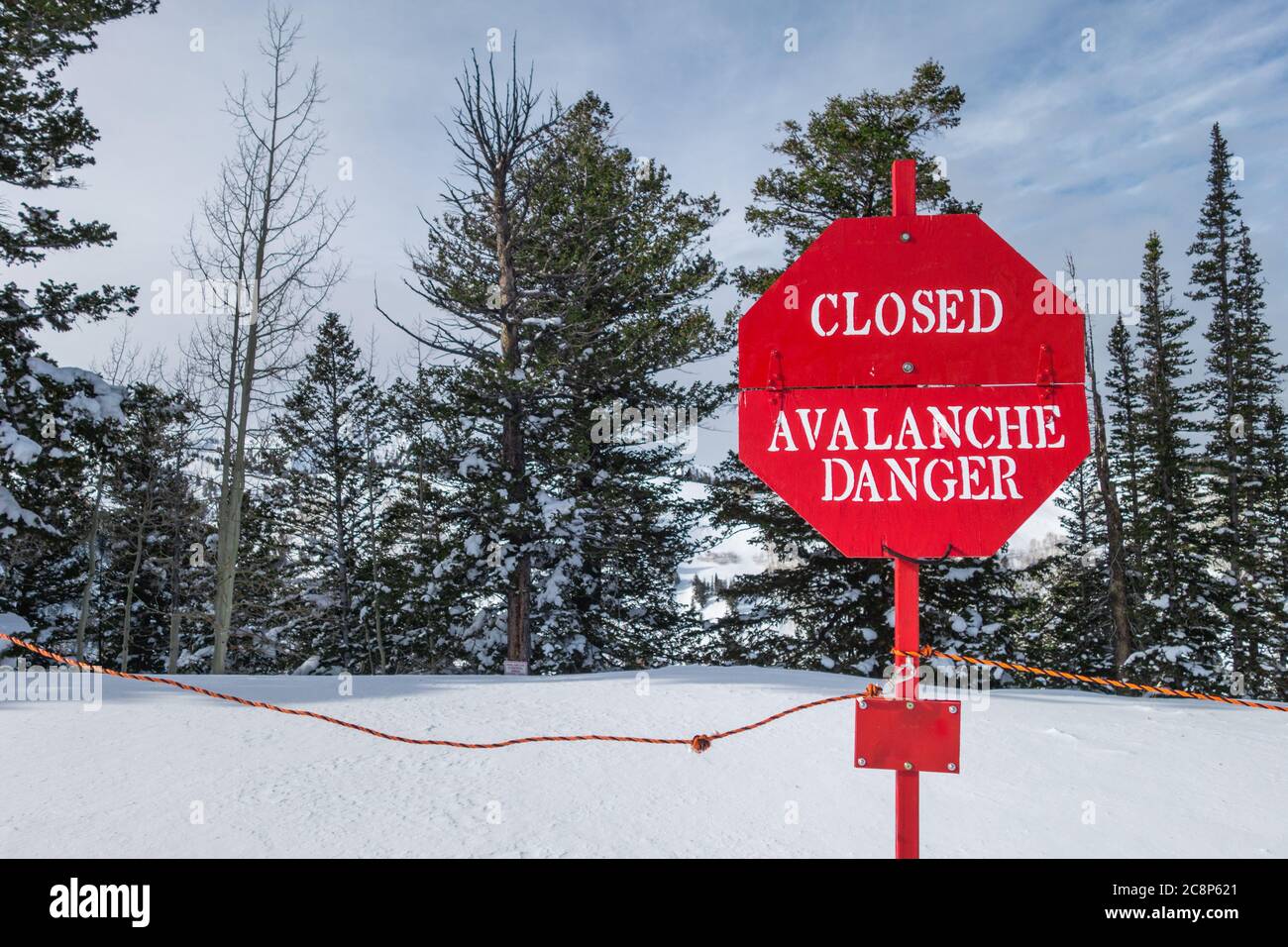 Indicazione rossa luminosa chiusa: Pericolo valanghe nella neve in una stazione sciistica avvertimento di rischio nel paese di ritorno. Foto Stock