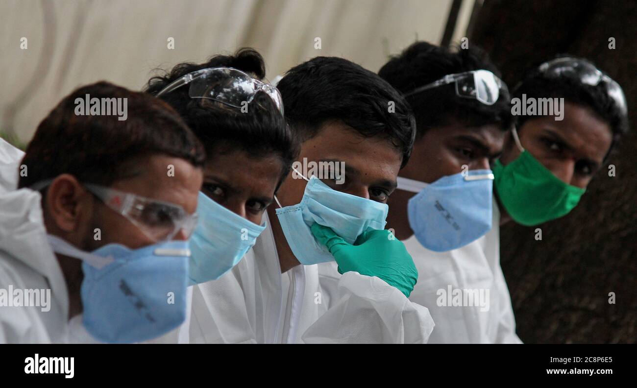 Mumbai, India. 26 luglio 2020. Gli operatori sanitari che indossano maschere facciali sono visti a riposo.India ha riferito un picco di 48,661 casi di coronavirus nelle ultime 24 ore, ha detto il Ministero della Salute e del benessere della Famiglia dell'Unione oggi. I casi positivi totali del coronavirus sono 13, 85,522. Credit: SOPA Images Limited/Alamy Live News Foto Stock