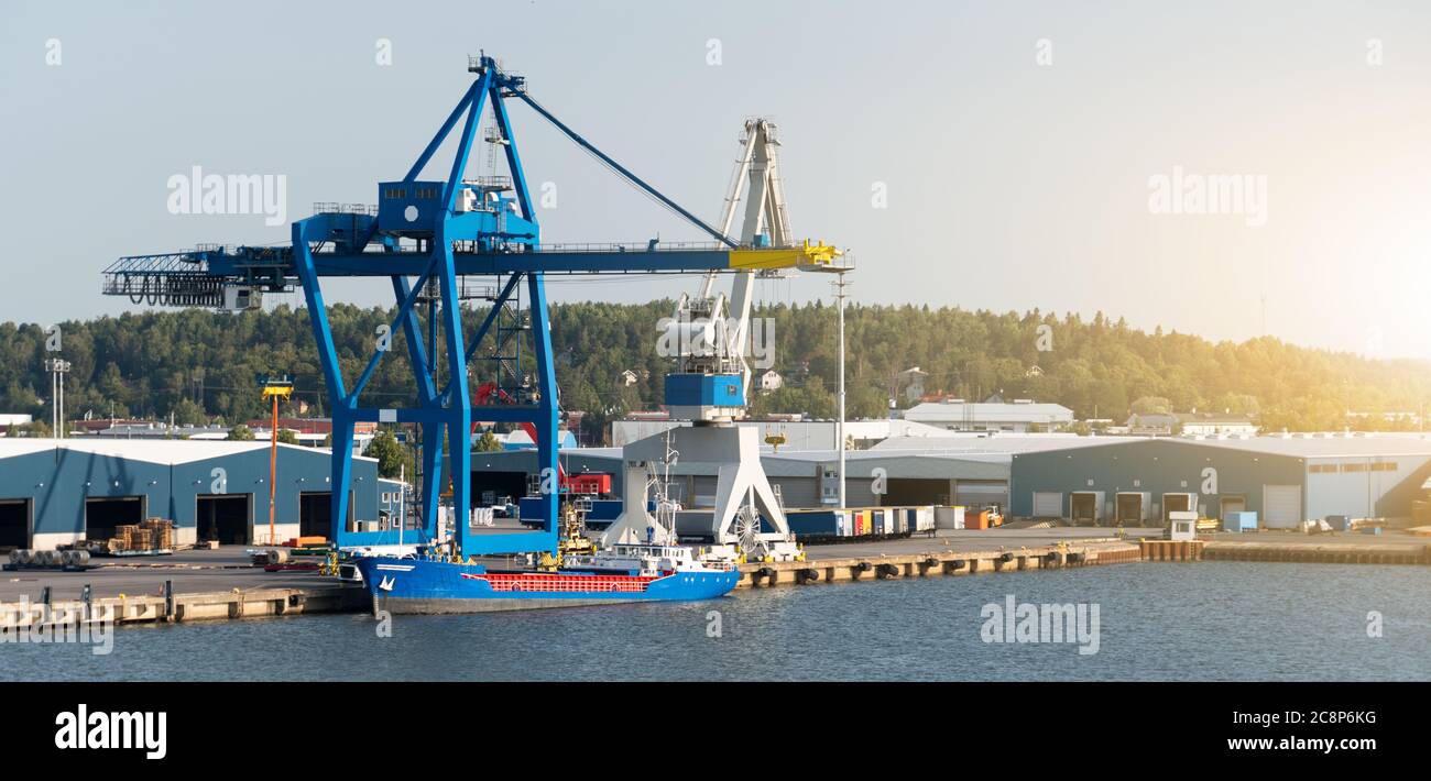 Moderno porto marittimo container con gru Foto Stock