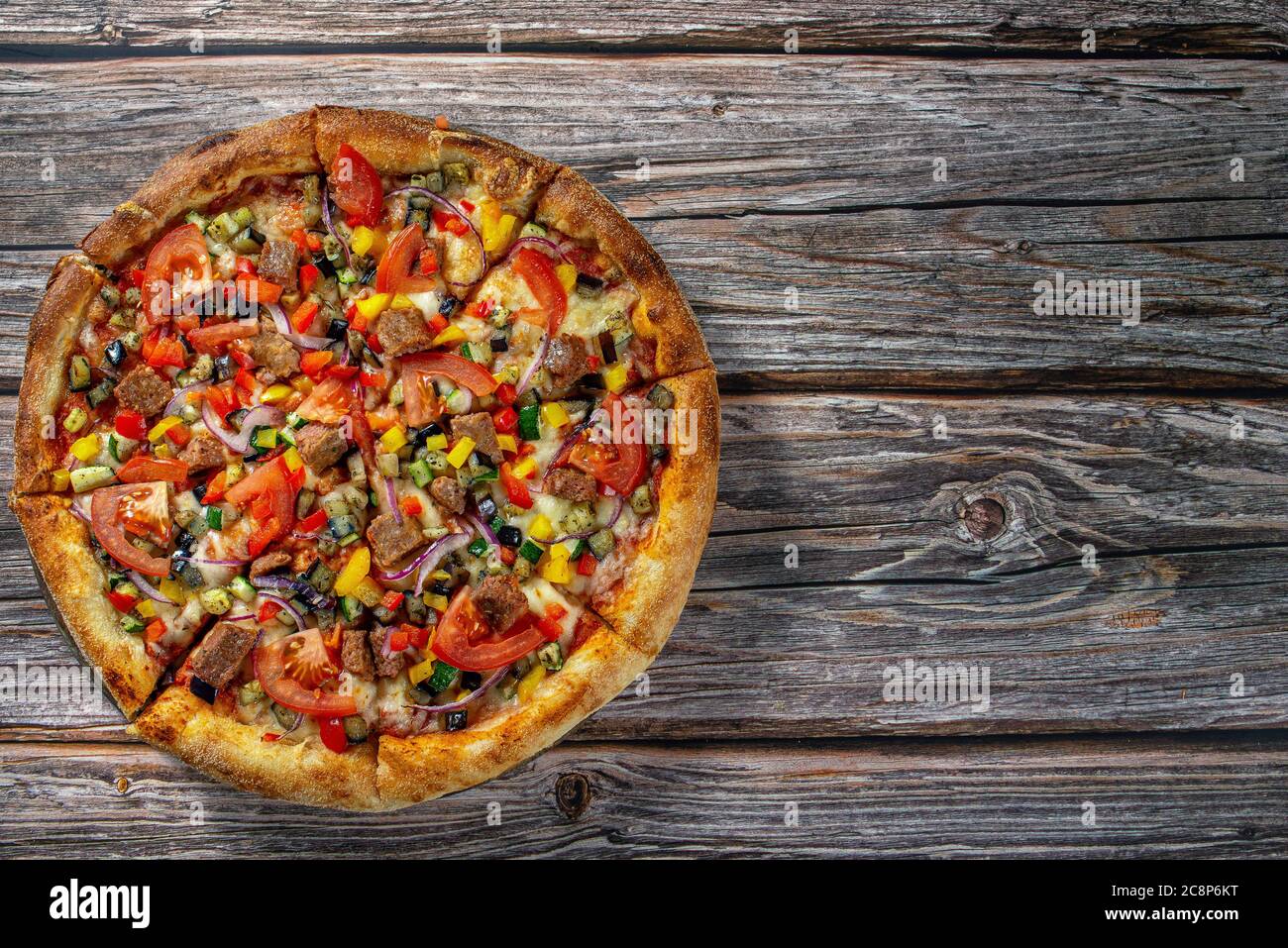 Pizza vegetariana fresca su tavola di legno Foto Stock