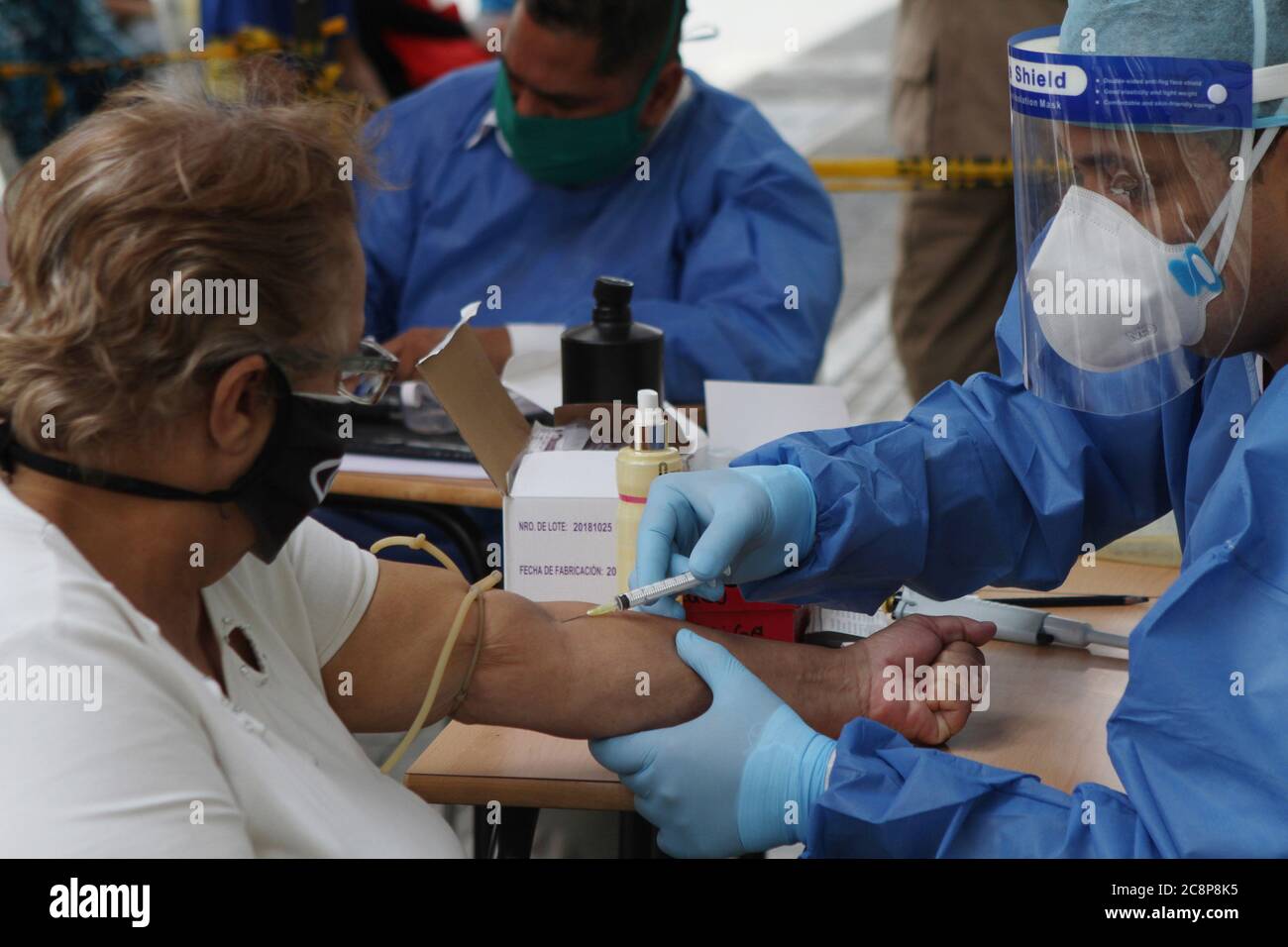 Caracas, Venezuela. 25 luglio 2020. Un operatore sanitario preleva il sangue da un paziente per testare il nuovo Coronavirus Covid-19, su Sabana Grande Boulevard, Caracas, Venezuela, 25 luglio 2020. (Foto di Bernardo Suarez/INA Photo Agency/Sipa USA) Credit: Sipa USA/Alamy Live News Foto Stock