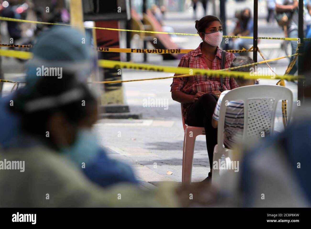 Caracas, Venezuela. 25 luglio 2020. Una donna che indossa una maschera attende il risultato del test rapido Covid-19 in viale Sabana Grande a Caracas, Venezuela, il 25 luglio 2020. (Foto di Bernardo Suarez/INA Photo Agency/Sipa USA) Credit: Sipa USA/Alamy Live News Foto Stock