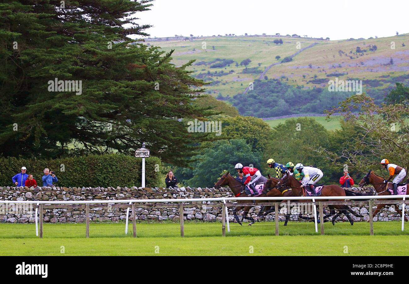 Corridori e piloti si sfidano nell'antico ostacolo del legno di handicap all'ippodromo di Cartmel. Foto Stock