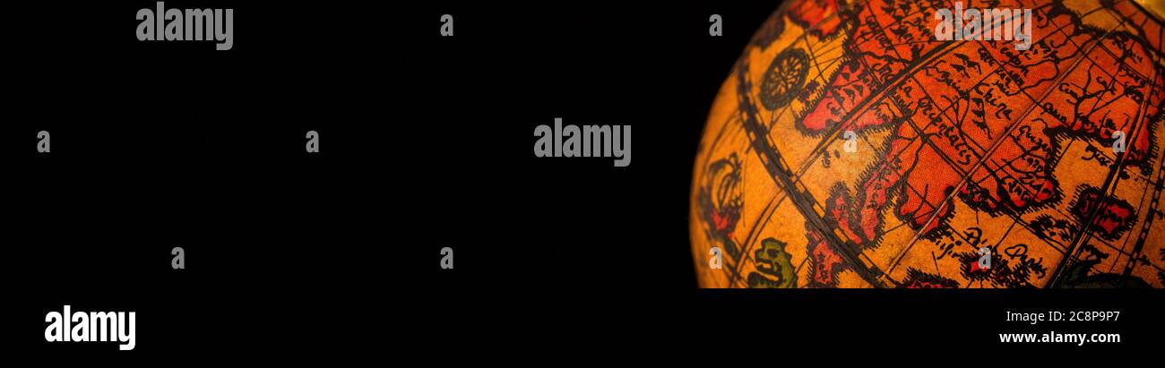 Replica globo antico con mappa dei paesi dell'Asia orientale e dell'India durante l'era della scoperta (su sfondo nero con spazio di copia) Foto Stock