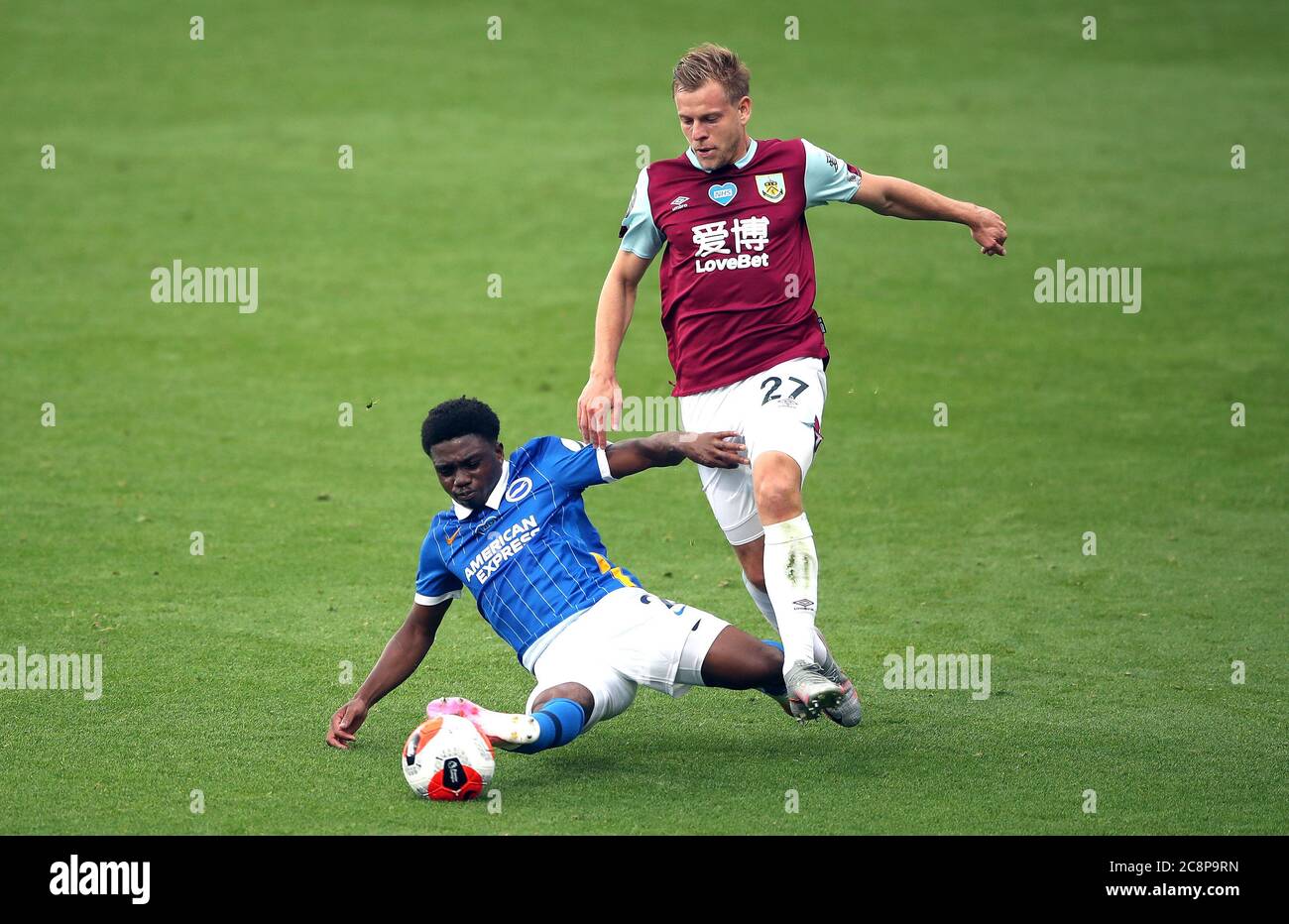 Brighton e Hove Albion's Tariq Lamptey (a sinistra) e Matej Vydra di Burnley battaglia per la palla durante la Premier League a Turf Moor, Burnley. Foto Stock
