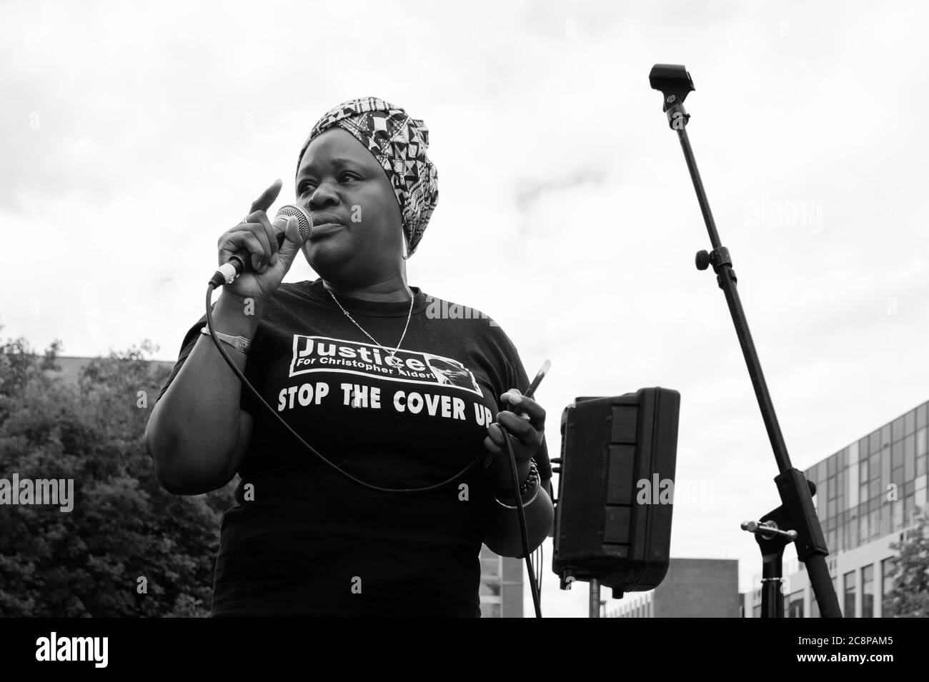 HULL, UK - 11 LUGLIO 2020: Janet Alder speaking a Black Lives Matter rally che chiede giustizia per la morte del fratello nella custodia della polizia il 11 luglio 20 Foto Stock