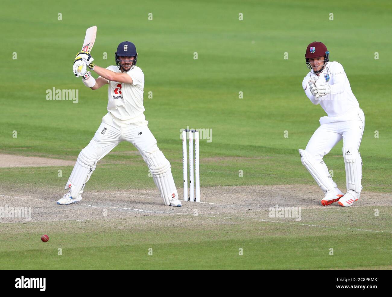 Il burns di Rory in Inghilterra si acciglia come il wicketkeeper delle Indie occidentali Joshua da Silva guarda sopra durante il terzo giorno del terzo test all'Emirates Old Trafford, Manchester. Foto Stock