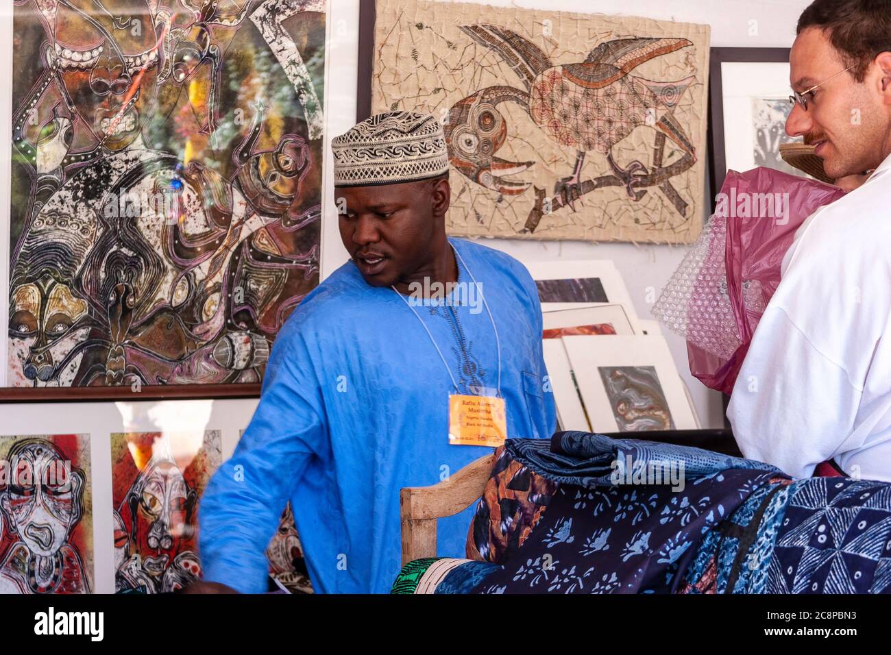 L'artigiano Rafiu Aderemi Mustapha (nigeriano della tribù Yoruba) vende la sua arte, mercato Internazionale dell'Arte Folcloristica, Santa Fe, New Mexico USA Foto Stock