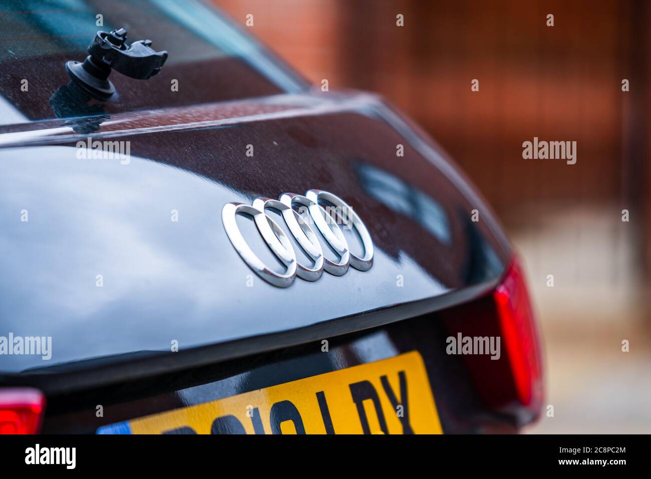 Aldershot, UK - 20 luglio 2020: Il famoso logo Audi 4 anelli sul retro di una macchina nera Foto Stock