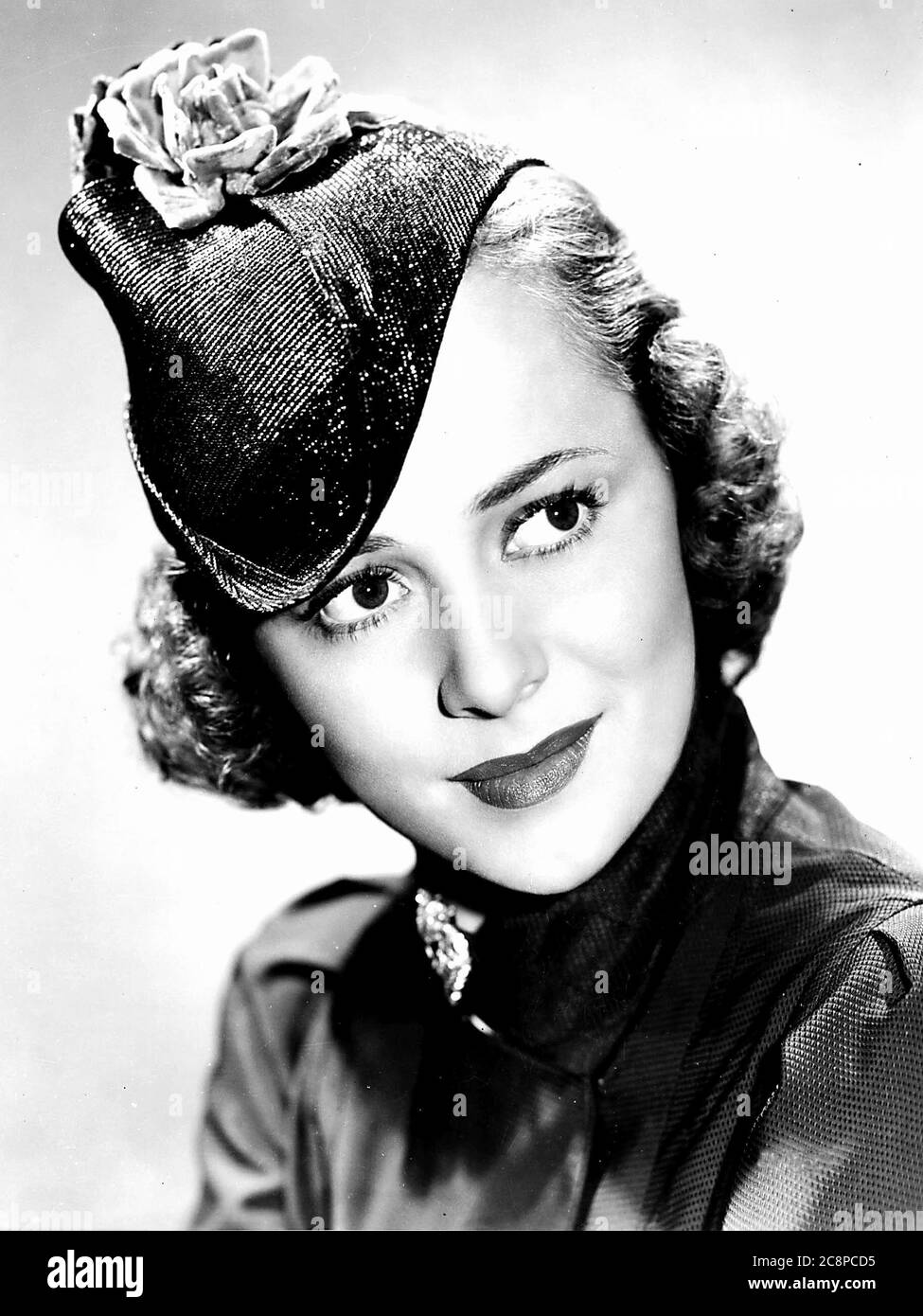 26 luglio 2020: OLIVIA DE HAVILLAND, classica stella di Hollywood e due volte vincitrice del Premio Academy per la migliore attrice, è morto pacificamente nel suo sonno a casa a Parigi, in Francia, sabato. Aveva 104 anni. FILE IMMAGINE RIPRESA IL: Circa 1937: OLIVIA DE HAVILLAND in ''Call IT A Day'' nel 1937. (Immagine di credito: © Globe Photos/ZUMA Wire) Foto Stock