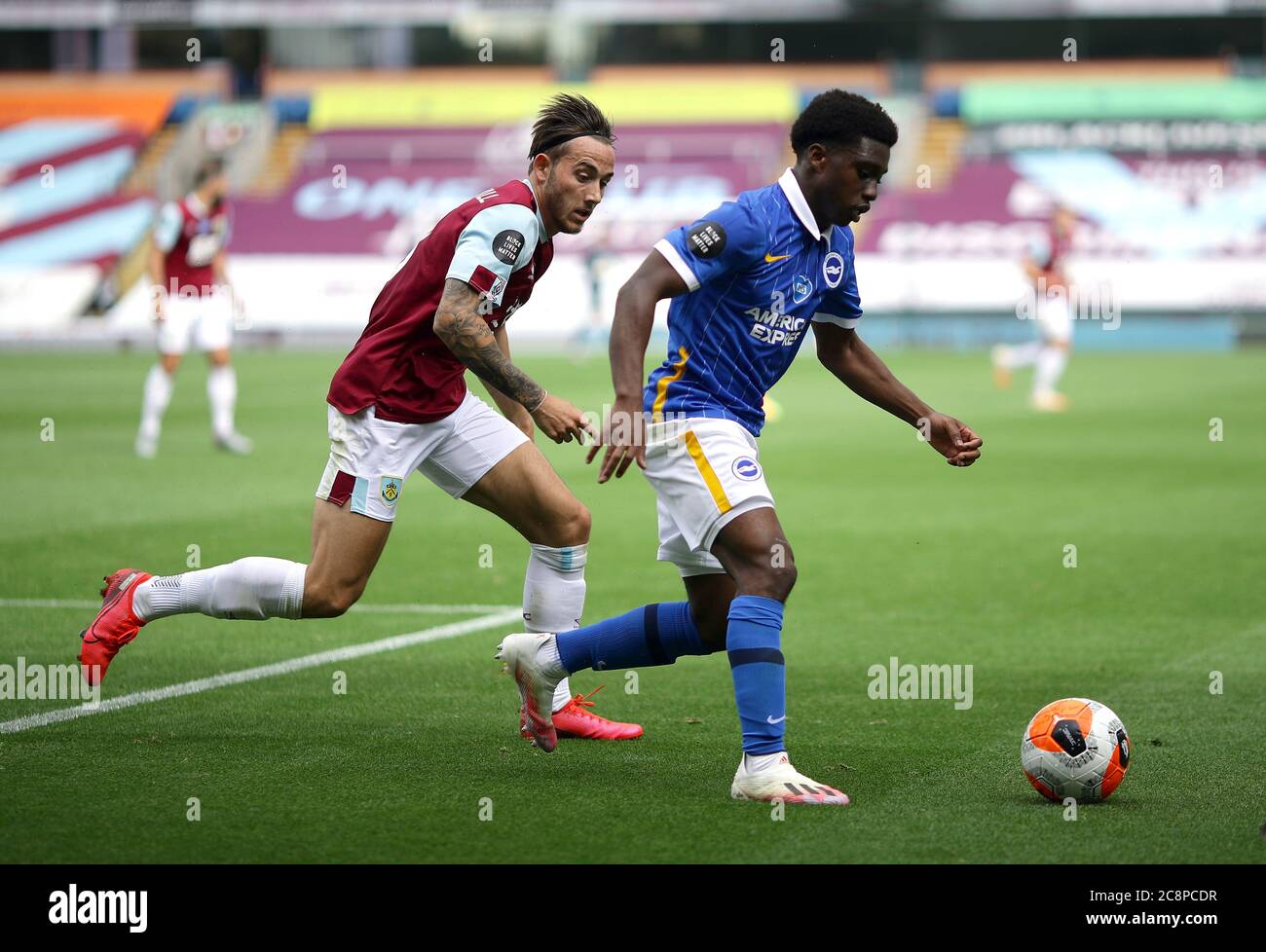 Brighton e Hove Albion's Tariq Lamptey (a destra) e Josh Brownhill di Burnley battaglia per la palla durante la Premier League a Turf Moor, Burnley. Foto Stock