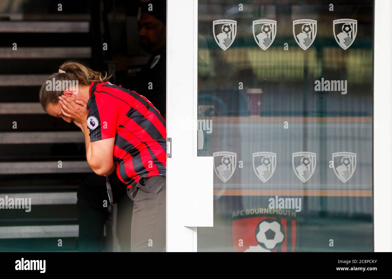 Bournemouth, Regno Unito. 26 luglio 2020. Un membro del personale dello stadio Vitality di Bournemouth tiene la testa nelle mani dopo che AFC Bournemouth è relegato dalla Premier League nonostante abbia battuto Everton via nell'ultima partita della stagione ripartita. Credit: Richard Crease/Alamy Live News Foto Stock