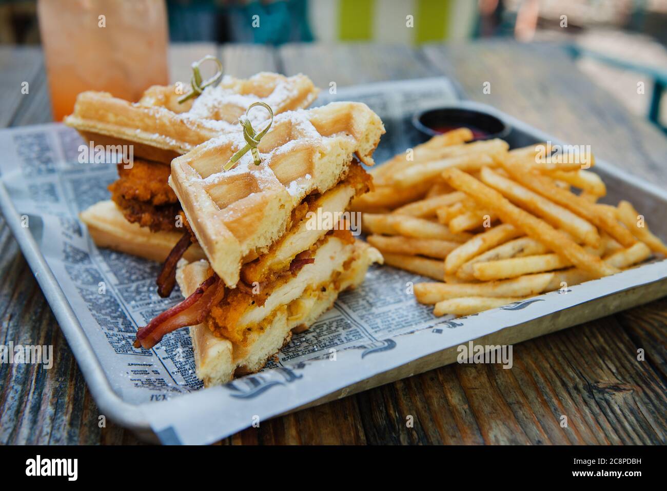 Pollo fritto e sandwich con pancetta e patatine fritte Foto Stock