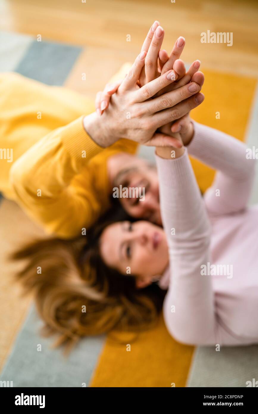 Mani di felice coppia insieme, unità, fiducia e concetto di pace Foto Stock