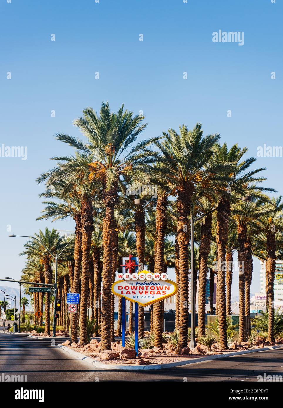 Benvenuti al favoloso cartello di Las vegas di fronte alle palme, Las Vegas, Nevada Foto Stock