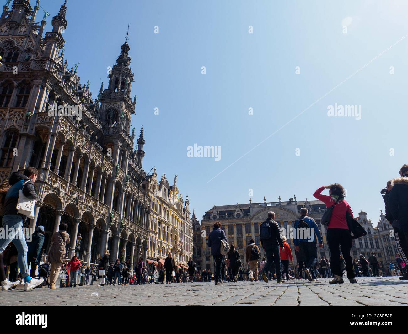 i turisti passeggiano per grote markt, il grand place di bruxelles Foto Stock