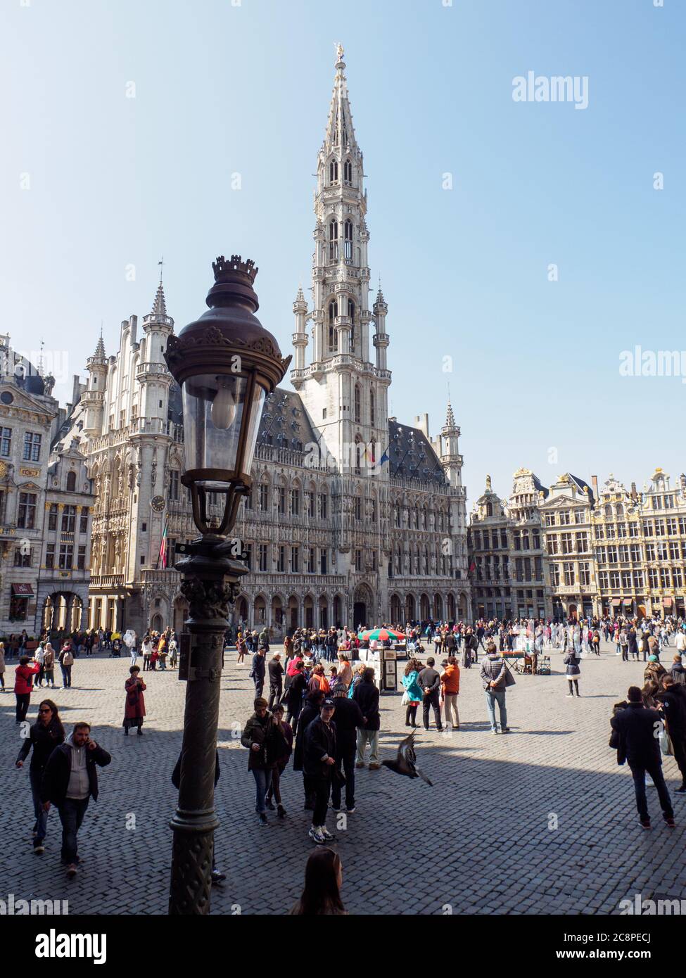 grote markt a bruxelles con lanterna in primo piano e turisti sul retro Foto Stock