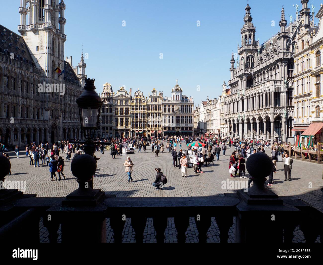 grote markt a bruxelles con i turisti Foto Stock