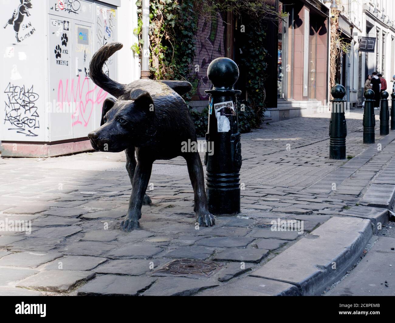 una famosa scultura a bruxelles che mostra un cane in peeing Foto Stock