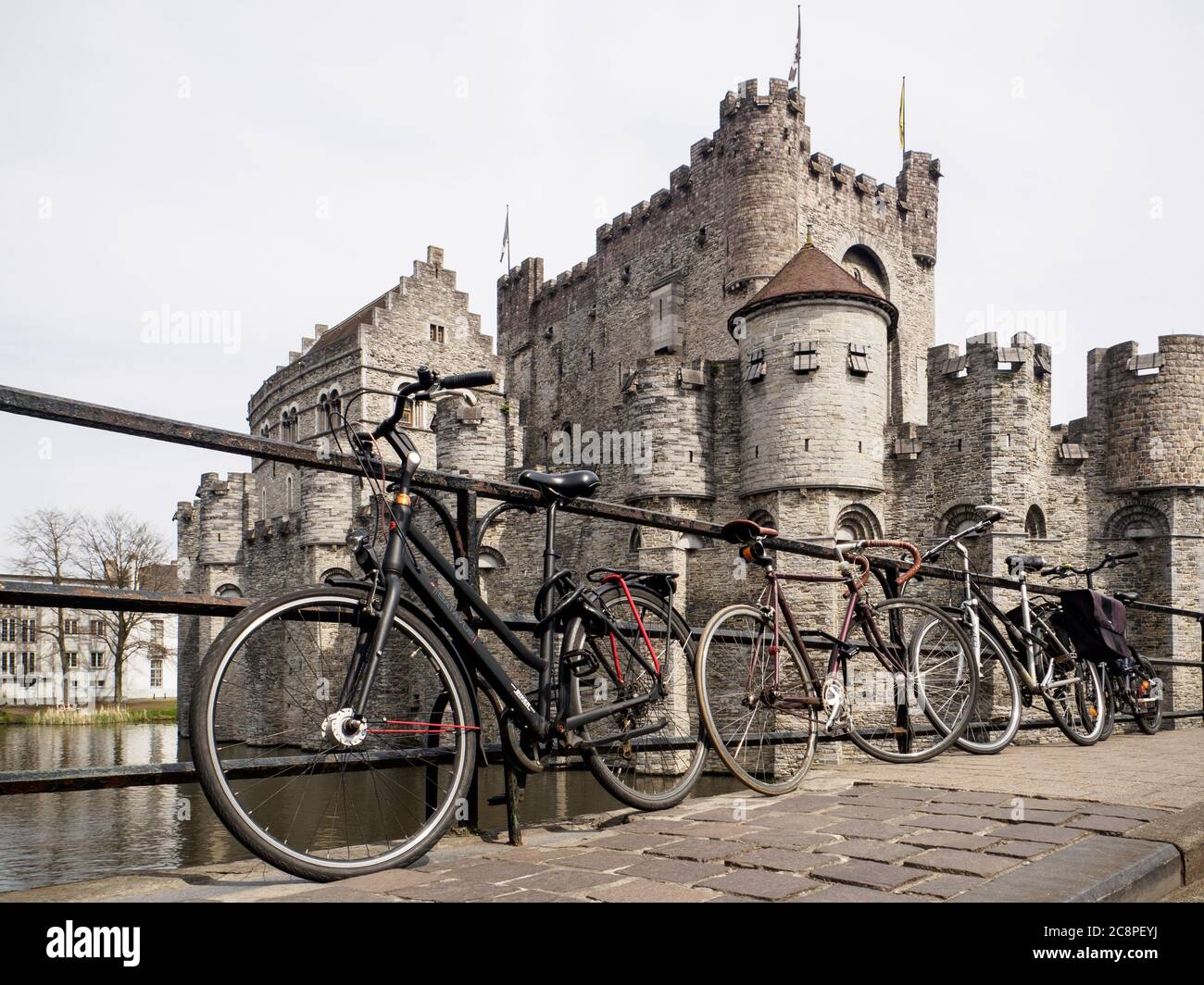 biciclette di fronte al castello gravensteen a gand belgio Foto Stock