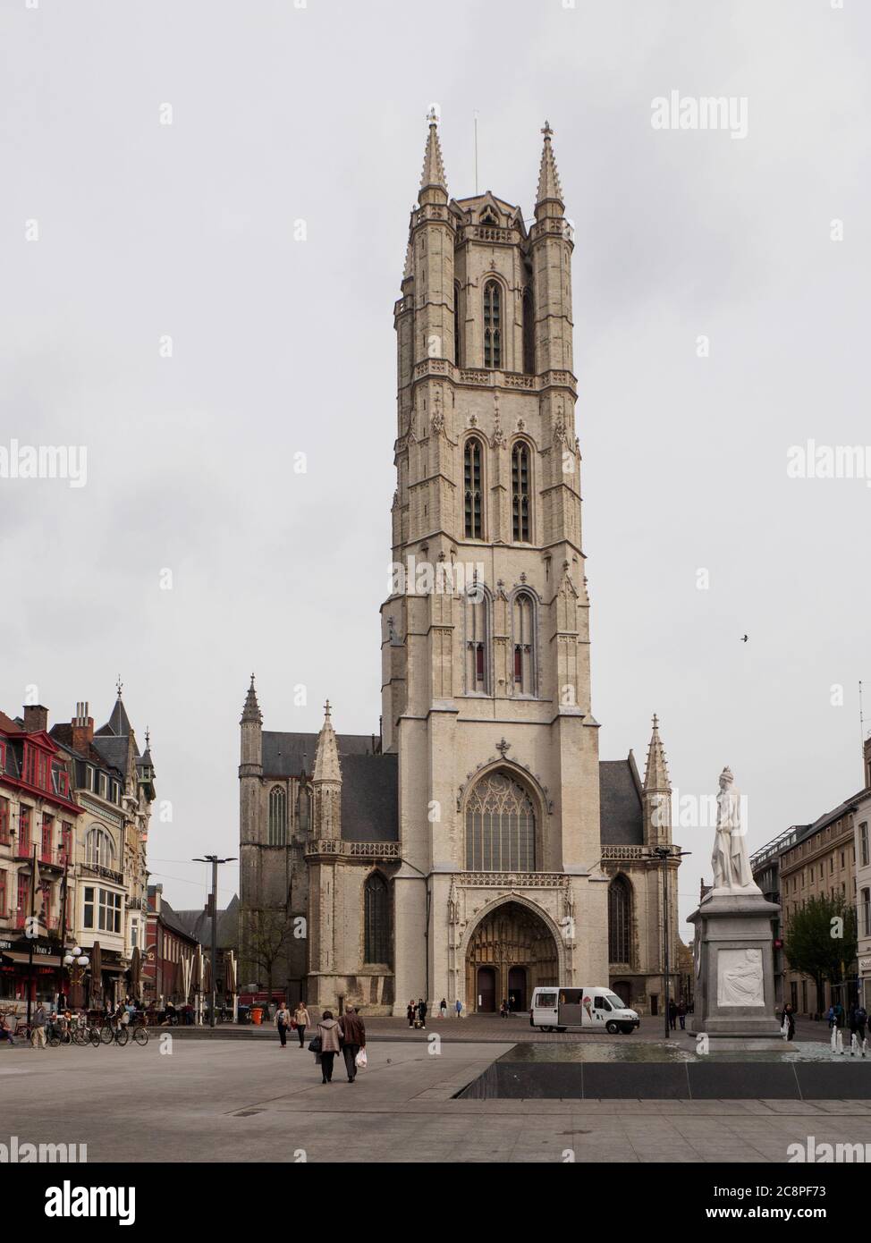 di fronte a una chiesa in gand belgio Foto Stock