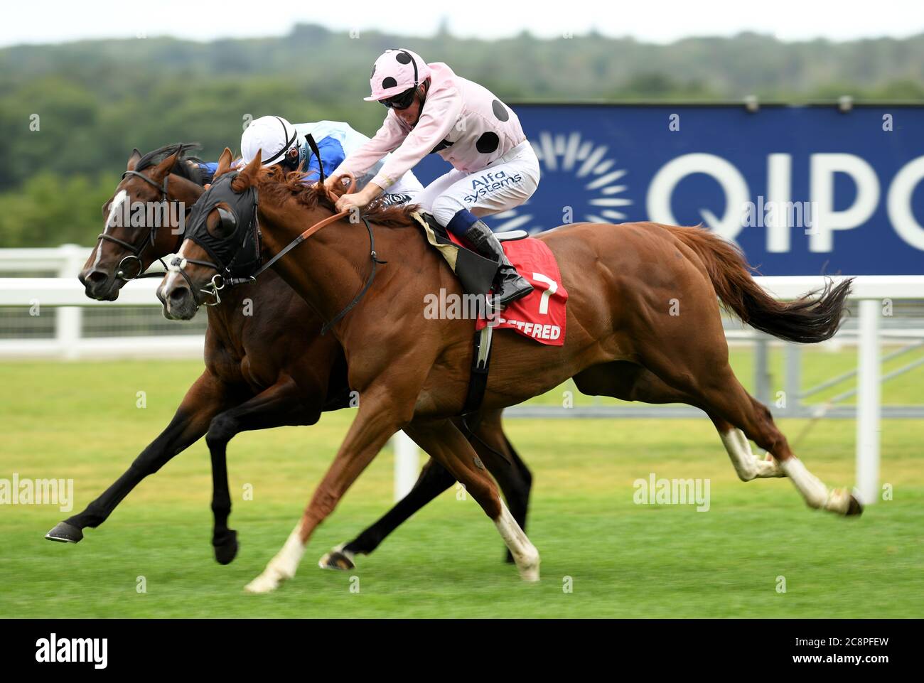 Jeremiah guidato dal jockey Jim Crowley (a destra) vince gli Handicap Stakes di Betfred 'Fred's push' all'ippodromo di Ascot. Foto Stock