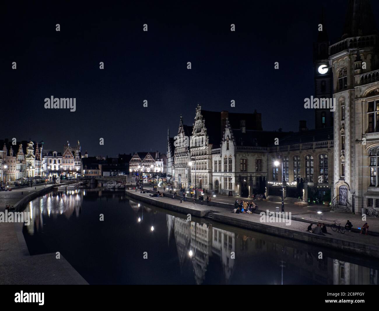 gand medievale di notte in belgio con canale Foto Stock