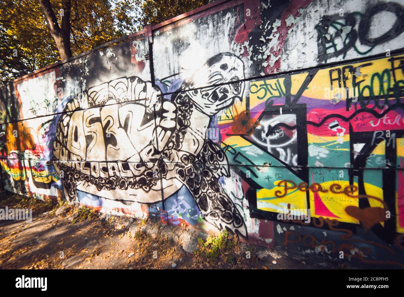 Poltava, Ucraina - 7 OTTOBRE: Una sezione del Muro di Poltava il 7 ottobre 2015. Questa parete di riferimento è aperta al pubblico Foto Stock