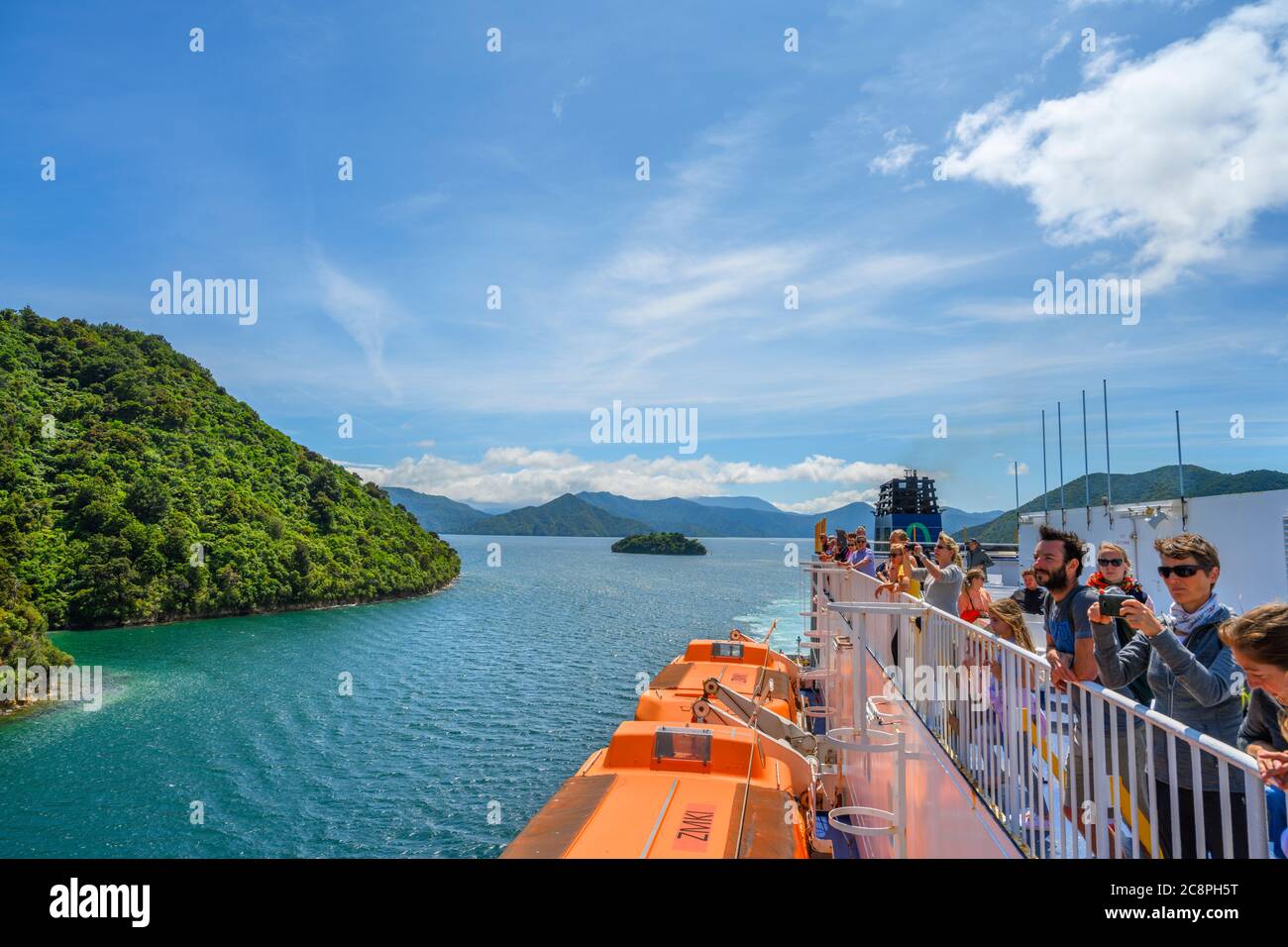 I passeggeri che osservano i suoni di Marlborough dal ponte di Wellington al traghetto Picton, South Island, Nuova Zelanda Foto Stock