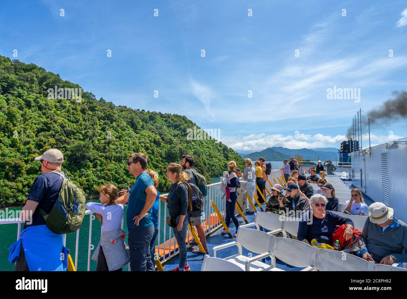 I passeggeri che osservano i suoni di Marlborough dal ponte di Wellington al traghetto Picton, South Island, Nuova Zelanda Foto Stock