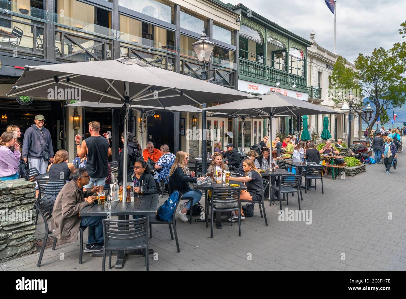 Caffè e bar su Mall Street, Queenstown, Nuova Zelanda Foto Stock