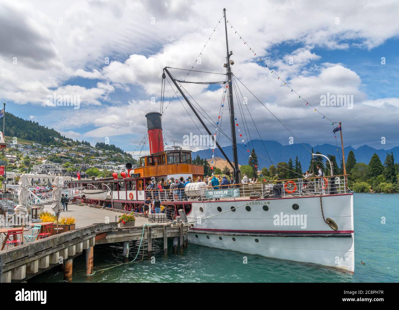 Il vaporetto TSS Earnslaw attraccava a Steamer Wharf, Lake Wakatipu, Queenstown, Nuova Zelanda Foto Stock