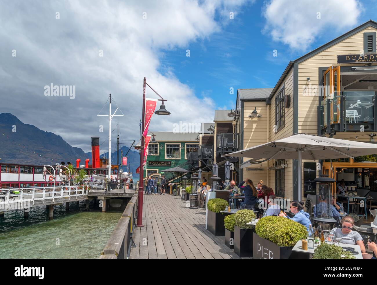 Bar e ristoranti lungo il Molo di Steamer, il Lago Wakatipu, Queenstown, Nuova Zelanda Foto Stock