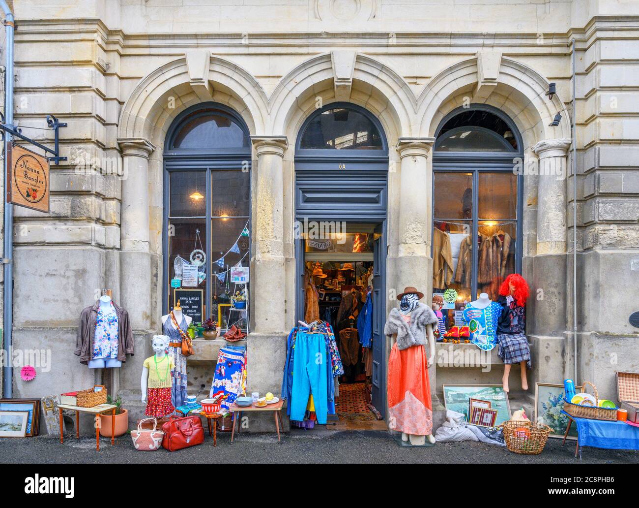 Fate shopping su Harbour Street nello storico quartiere Vittoriano, Oamaru, Nuova Zelanda Foto Stock