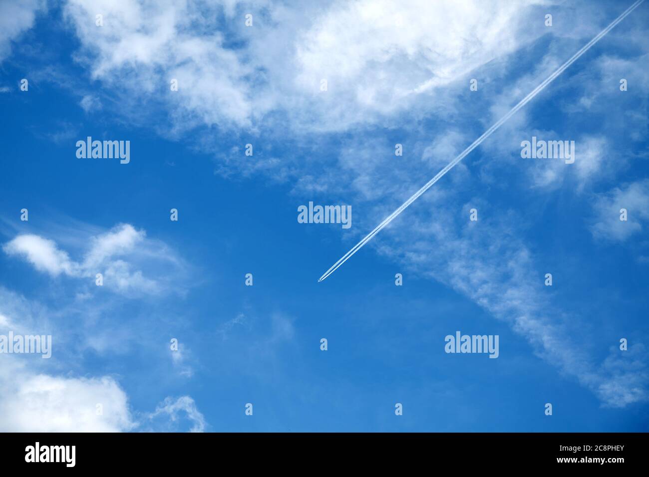 Bel cielo con contrails di aeroplano. Foto Stock