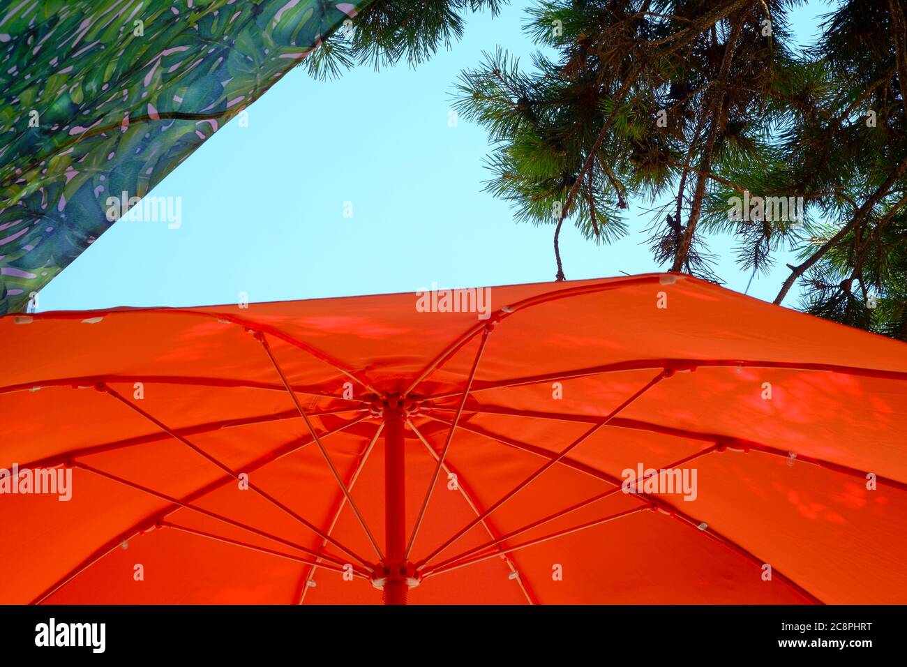ombrellone arancione contro un cielo blu in un bar nella contea di lenti zala ungheria Foto Stock