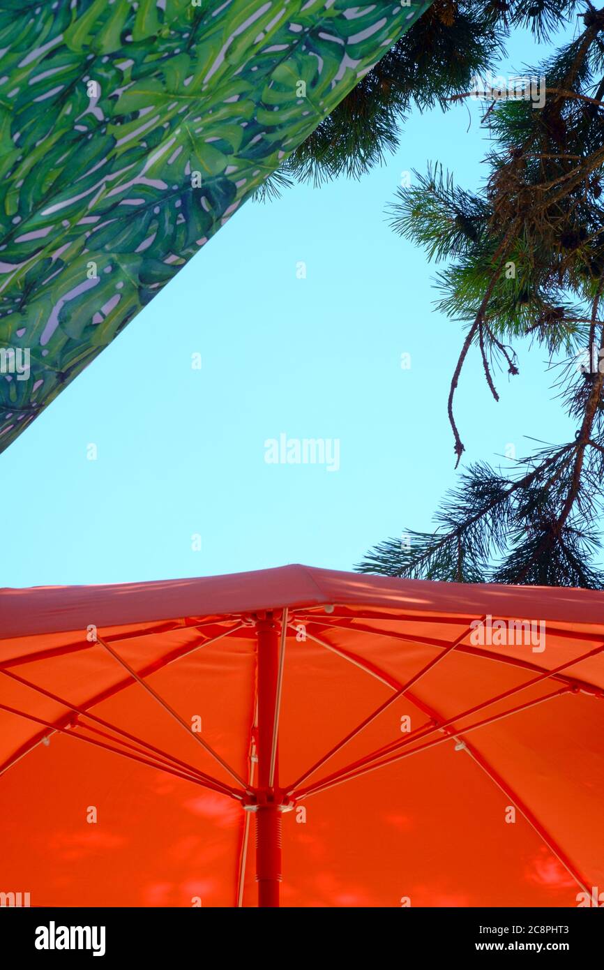 ombrellone arancione contro un cielo blu in un bar nella contea di lenti zala ungheria Foto Stock