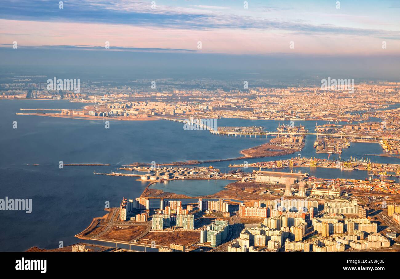 Vista aerea di San Pietroburgo, delta del fiume Neva e Golfo di Finlandia. Isola Vasilievsky con territori alluvionali, superstrada WHSD, porto, residenze Foto Stock