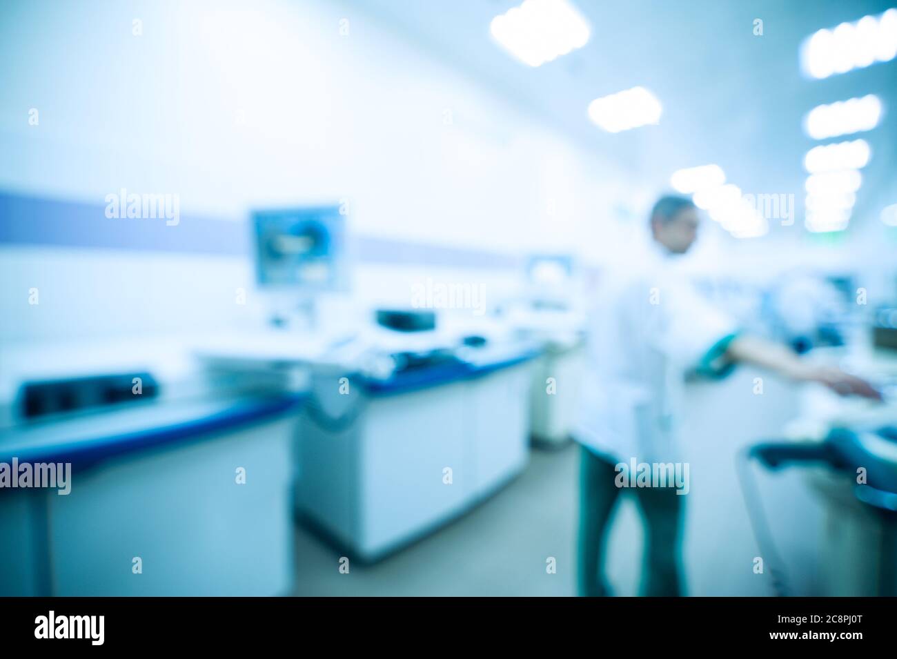 Laboratorio medico con analizzatori. Offuscare lo sfondo astratto Foto Stock