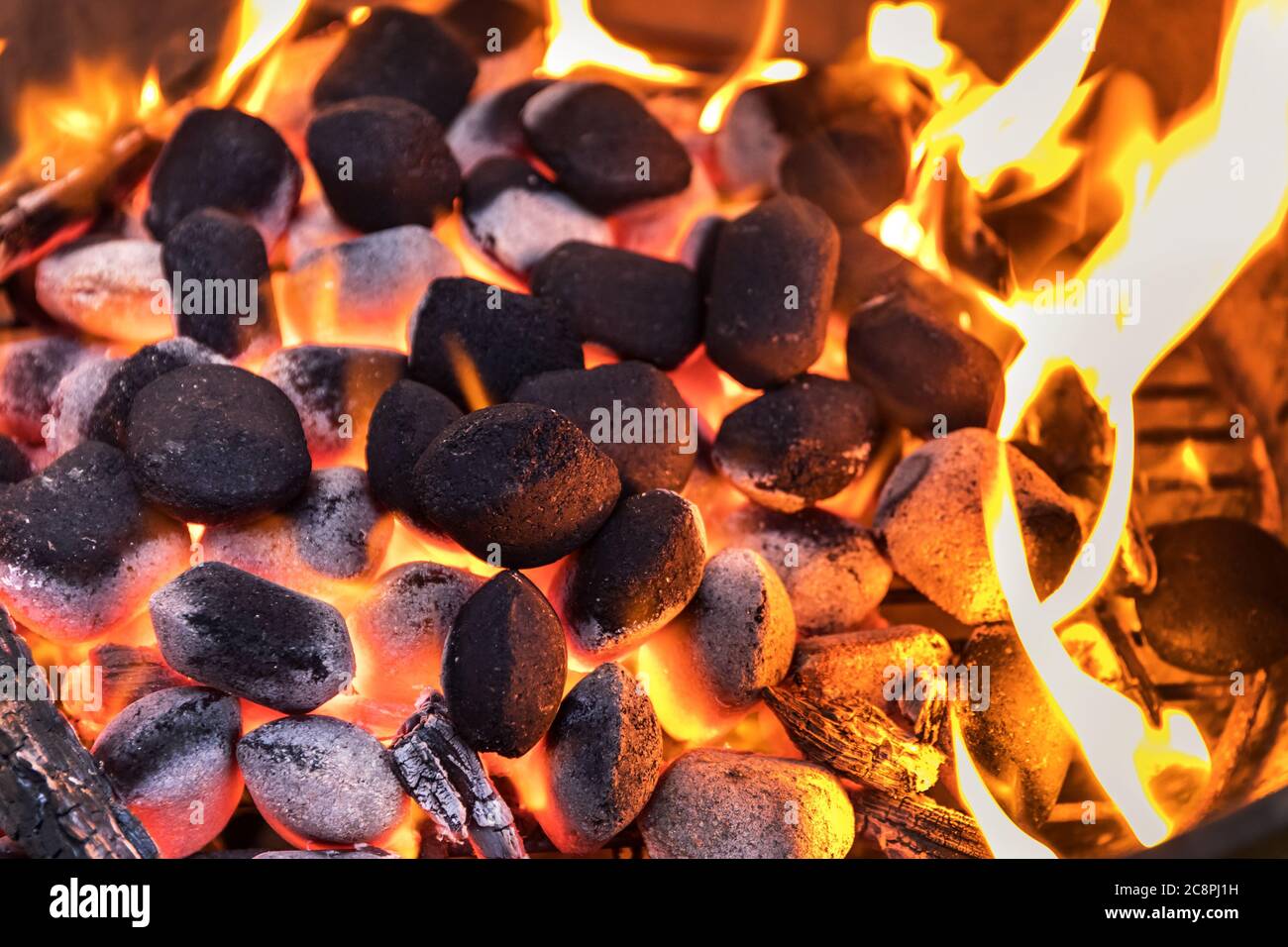 Vista dall'alto delle briquettes di carbone che si illuminano nel barbecue  Pit. Grigliate di bricchetti che stanno bruciando e che aspettano di essere  sgocciati per grigliare Foto stock - Alamy