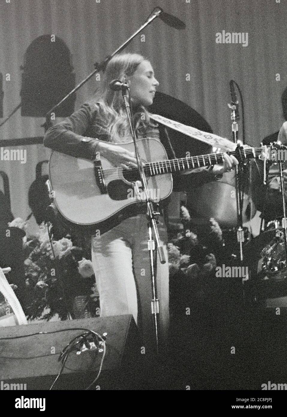 Joni Mitchell si esibisce il 4 agosto 1974, sulla scena esterna di Place des Nations, Montreal. Immagine da negativo 35 mm. Foto Stock