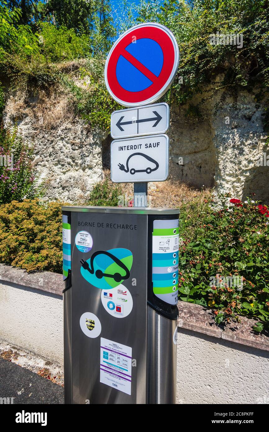 Punto di ricarica per auto elettriche nel parcheggio rurale - Betz-le-Chateau, Indre-et-Loire, Francia. Foto Stock